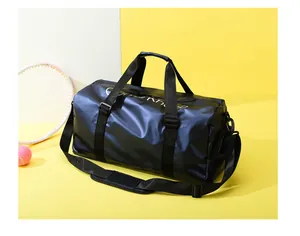 Dettaglio della borsa sportiva blu scuro impermeabile con doppi manici e logo Gym Angel