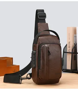 Détail de la serrure à code antivol et du port de charge USB sur le sac bandoulière