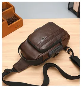 Détail d'un sac de poitrine en cuir marron avec serrure à combinaison et multi-poches