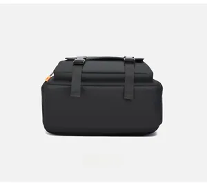Details vom Boden des schwarzen Rucksacks mit Nylonbändern und orangem Reißverschluss