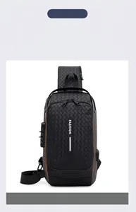Detail der PU-Leder-Brusttasche mit Anti-Diebstahl-Schloss, USB-Port und Rautenmuster