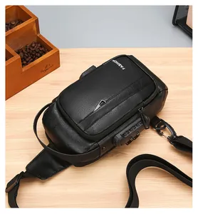 Détail du sac de poitrine noir pour hommes avec serrure à code et bandoulière en nylon