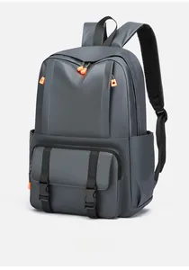 Detailansicht grauer wasserfester Rucksack mit orangen Reißverschlüssen und Seitentaschen