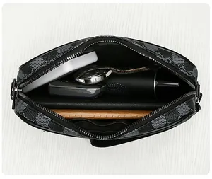 Vista interior de la bandolera de cuadros para hombre mostrando el compartimento y capacidad