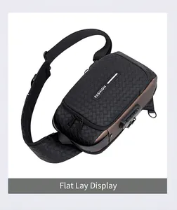 Detail der Herren-Brusttasche mit Diebstahlsicherung und gewebter Textur