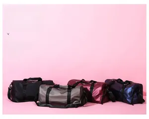 Borse da viaggio in nylon impermeabile nero, grigio, bordeaux e blu su sfondo rosa
