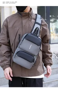 Details zur grauen und schwarzen Brusttasche mit USB-Anschluss und Reißverschlusstaschen