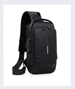 Detail der schwarzen gewebten Brusttasche mit Diebstahlsicherung und strukturierter Oberfläche