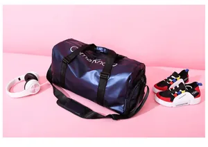 Dettaglio della borsa sportiva blu grande in tessuto impermeabile con tracolla