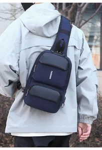 Detail der dunkelblauen Crossbody-Tasche mit Sicherheitsschloss und integriertem USB-Port