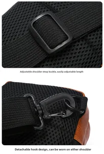Detail der verstellbaren Schnalle und des drehbaren Hakens an der schwarzen Crossbody-Tasche
