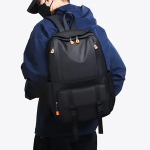 Schwarzer Business-Freizeitrucksack mit orangefarbenen Reißverschlüssen am Modell