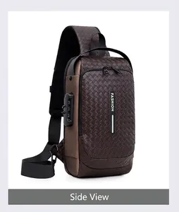 Detail der braunen Leder-Brusttasche mit Diebstahlsicherung, USB-Port und Webstruktur