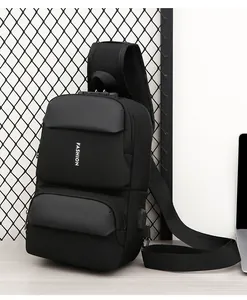 Detail der schwarzen Crossbody-Tasche mit TSA-Schloss, USB-Ladeanschluss und Fashion-Logo