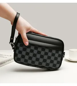 Detalle de bolso de mano rectangular para hombre con diseño de cuadros negros y grises