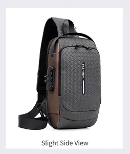 Nahaufnahme der geflochtenen Brusttasche mit Sicherheits-Zahlenschloss und grau-braunem Design