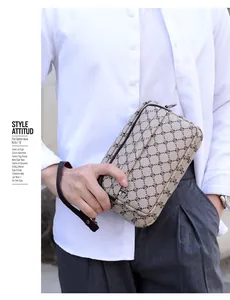 Détail de la pochette monogramme à carreaux pour hommes avec dragonne en cuir marron