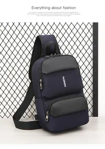Detail der dunkelblauen Herren-Brusttasche mit Diebstahlsicherung und Fashion-Schriftzug
