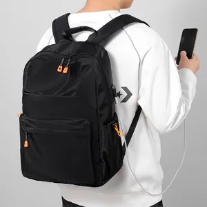 Schwarzer Business-Rucksack mit orangen Reißverschlüssen und externem USB-Ladeanschluss