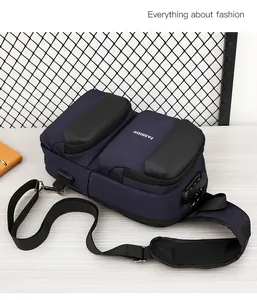 Detail der dunkelblauen Brusttasche mit USB-Ladeanschluss und Anti-Diebstahl-Zahlenschloss