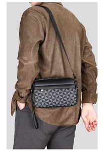 Detalle de bolso mensajero con patrón geométrico de triángulos grises para hombre