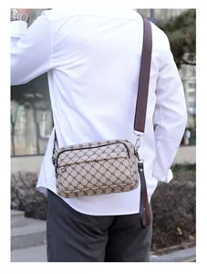 Vue extérieure d'une sacoche à carreaux pour homme avec bandoulière marron réglable