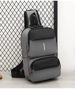 Details des Diebstahlschutz-Zahlenschlosses und der Stofftextur der grauen Herrentasche
