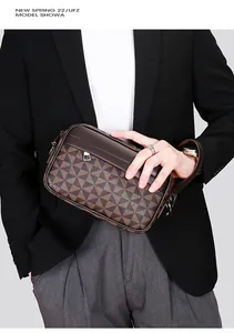 Bolso de mano para hombre con patrón geométrico marrón y asa de cuero lateral