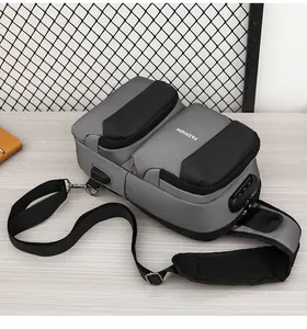 Detailansicht des Zahlenschlosses und USB-Anschlusses an einer grauen Herren-Brusttasche
