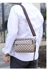 Sac bandoulière homme beige à damier avec sangle réglable lors d'une séance en plein air