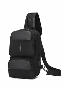 Detail der wasserdichten Brusttasche mit Diebstahlsicherung und integriertem USB-Anschluss