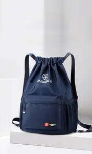 Dettaglio del tessuto in nylon impermeabile e della tasca frontale con zip sullo zaino sportivo