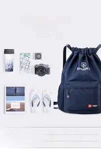 Dettaglio dello zaino in tessuto oxford con accessori da viaggio e trama impermeabile lucida