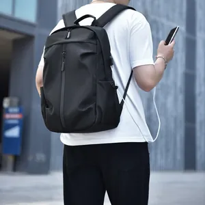 Sac à dos d'affaires noir minimaliste avec port de charge USB, vue de rue professionnelle