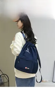 Dettaglio dello zaino in tessuto Oxford blu navy impermeabile con tasche laterali a rete