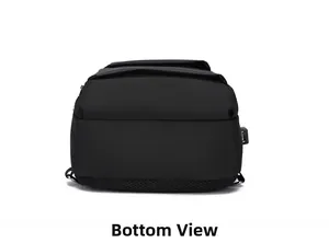 Detailansicht der Unterseite der schwarzen Brusttasche mit USB-Anschluss und Netzgewebe