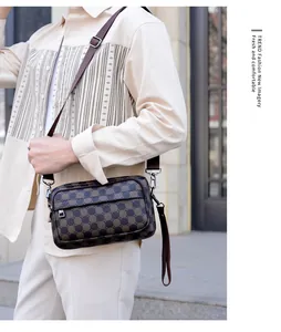 Vue détaillée du sac messager pour homme à damier avec bandoulière et ferrures en métal