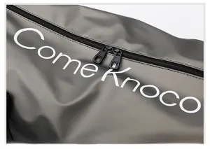 Dettaglio borsa da viaggio grigia impermeabile con logo bianco e doppia zip in metallo