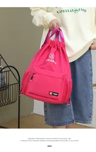 Zaino leggero in tessuto Oxford rosa con chiusura a coulisse e tasca con zip laterale