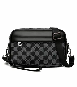 Vista frontal del bolso bandolera para hombre en cuero negro y tela de cuadros grises