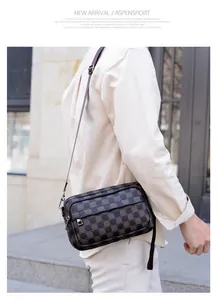 Vue détaillée du sac à bandoulière à carreaux en similicuir avec plusieurs zips