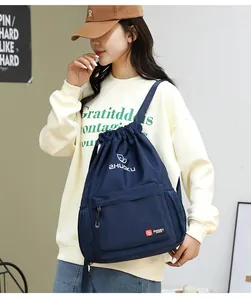Dettaglio dello zaino impermeabile in tessuto Oxford blu navy con tasca laterale a rete