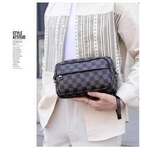 Vue détaillée de la pochette pour homme à damier avec zip argenté et motif de luxe