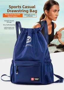 Détail du tissu en nylon imperméable et des multiples poches de ce sac à cordon
