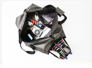 Vista interna del borsone da viaggio con capienza per laptop e scarpe sport