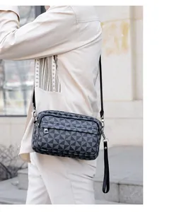 Détail d'une besace décontractée avec motif géométrique triangulaire gris et noir