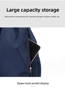 Dettaglio dello zaino blu navy impermeabile con tasca posteriore a zip antifurto per cellulari