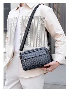 Vue latérale du sac bandoulière pour homme à motif géométrique porté avec tenue décontractée