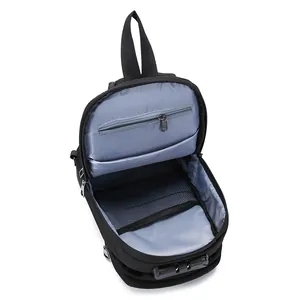 Schwarze Herren-Brusttasche mit Diebstahlschutz, USB-Anschluss und Innenfächern auf Weiß