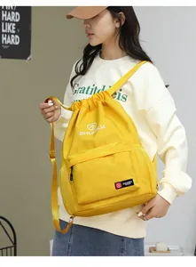 Dettaglio dello zaino in tessuto Oxford giallo impermeabile con tasca zip e reti laterali